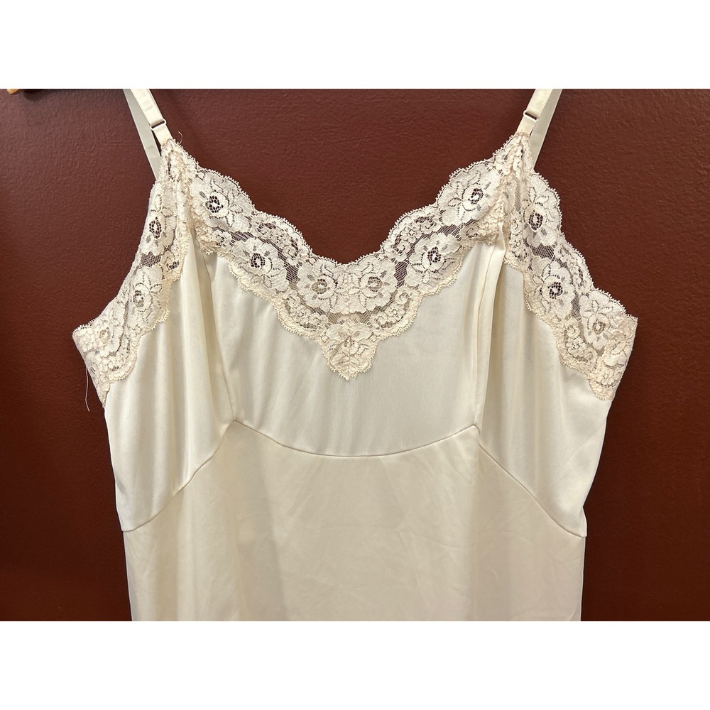 Vintage Vanity Fair Full Slip Cream Lace Trim Coquette Bridal Pinup Lingerie 38 - Picture 2 of 6